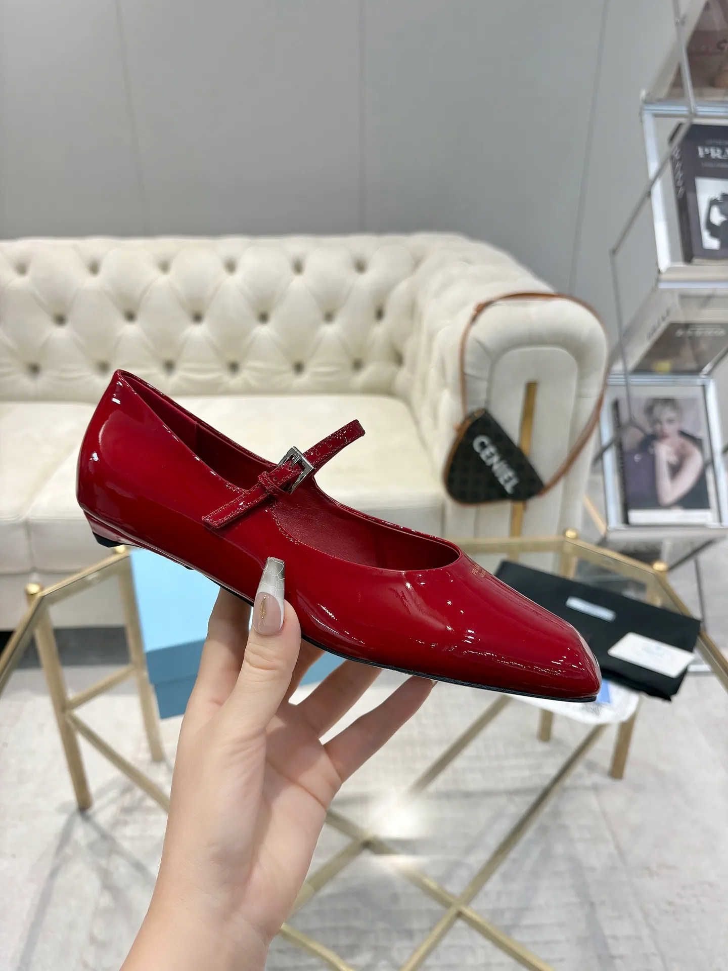 👟👟Ex-factory price 580👟👟 (imitation leather bottom-20) New arrival 👉Ready stock👈Remove the original board and make a 1:1 replica‼ ️ The highest version of Prada's early spring catwalk hot style 😘The latest spring style Retro Mary Jane series Genuine leather sole, simulated leather sole, a must-have for goddesses Super comfortable on the feet, reducing age 👉The upper is made of imported cowhide leather, comfortable and small square toe, retro and playful, lining + foot pads, imported sheepskin lining, breathable and comfortable (1.5 high small insert heel) ) Matched private model buckle (all original logos) Size 35M-39M (34 40 41 42 customized, non-returnable and non-exchangeable)